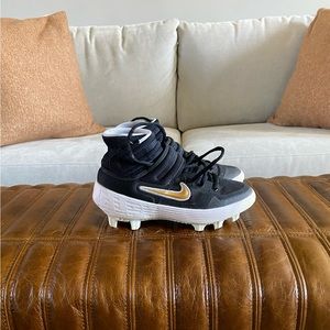 Boys Nike Huarache baseball cleats, size 3.5.